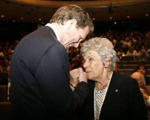 Στη φωτογραφία φιλά (!) το χέρι του τότε υπουργού Πολιτισμού, Παύλου Γερουλάνου (έναν από τους κηπουρούς του Γ.Α.Π) στην τελετή απονομής του Κρατικού Βραβείου Ποίησης 2010.